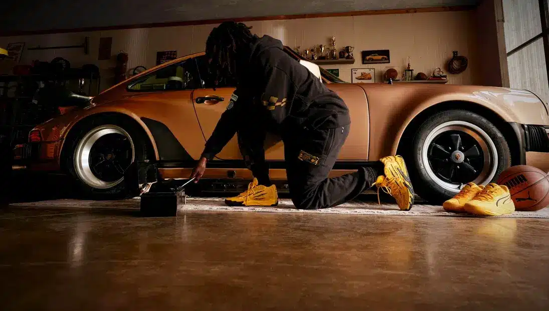 Puma et Porsche dévoilent une remarquable paire de sneakers jaunes en collaboration avec une star de la NBA