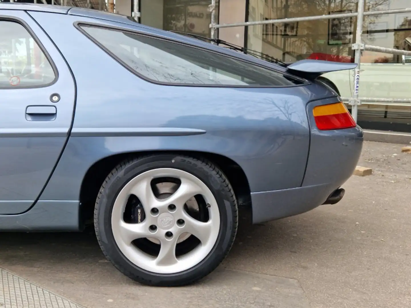 Porsche 928