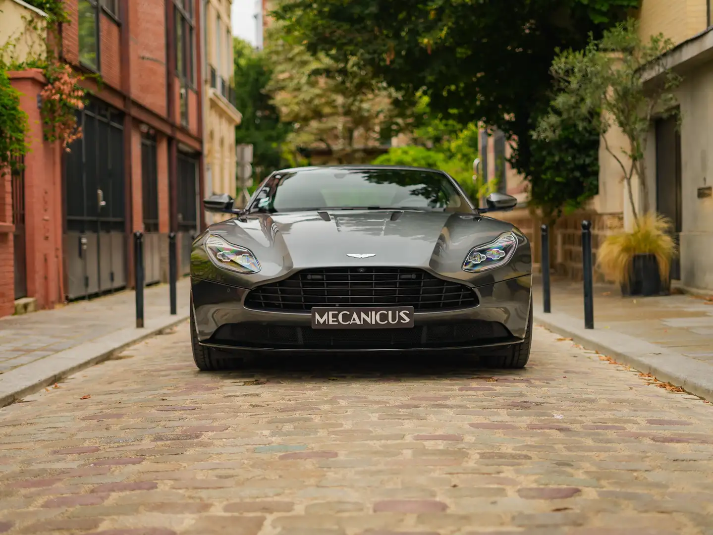 Aston Martin DB11